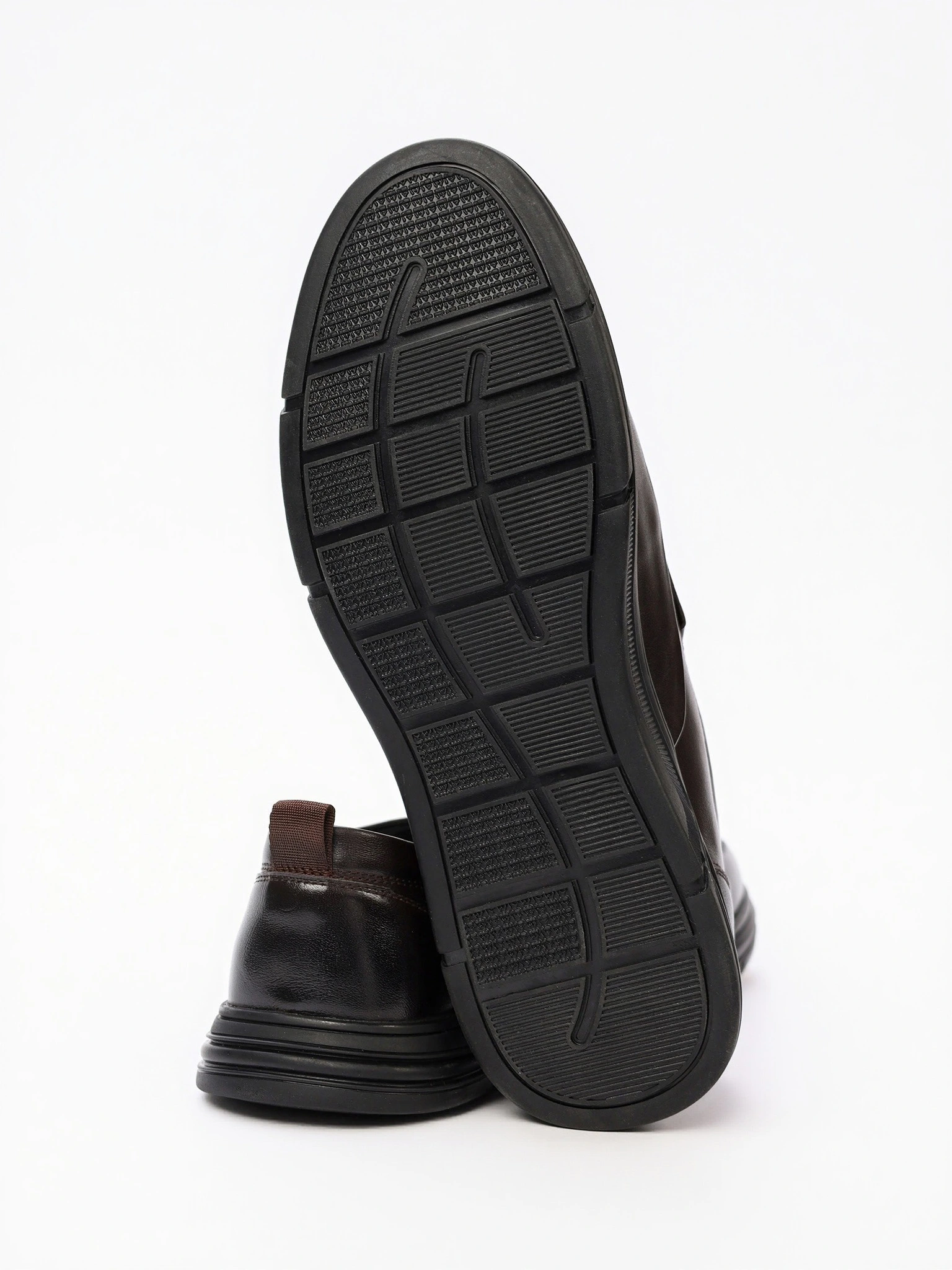 Туфли темно-коричневого цвета с эластичными вставками